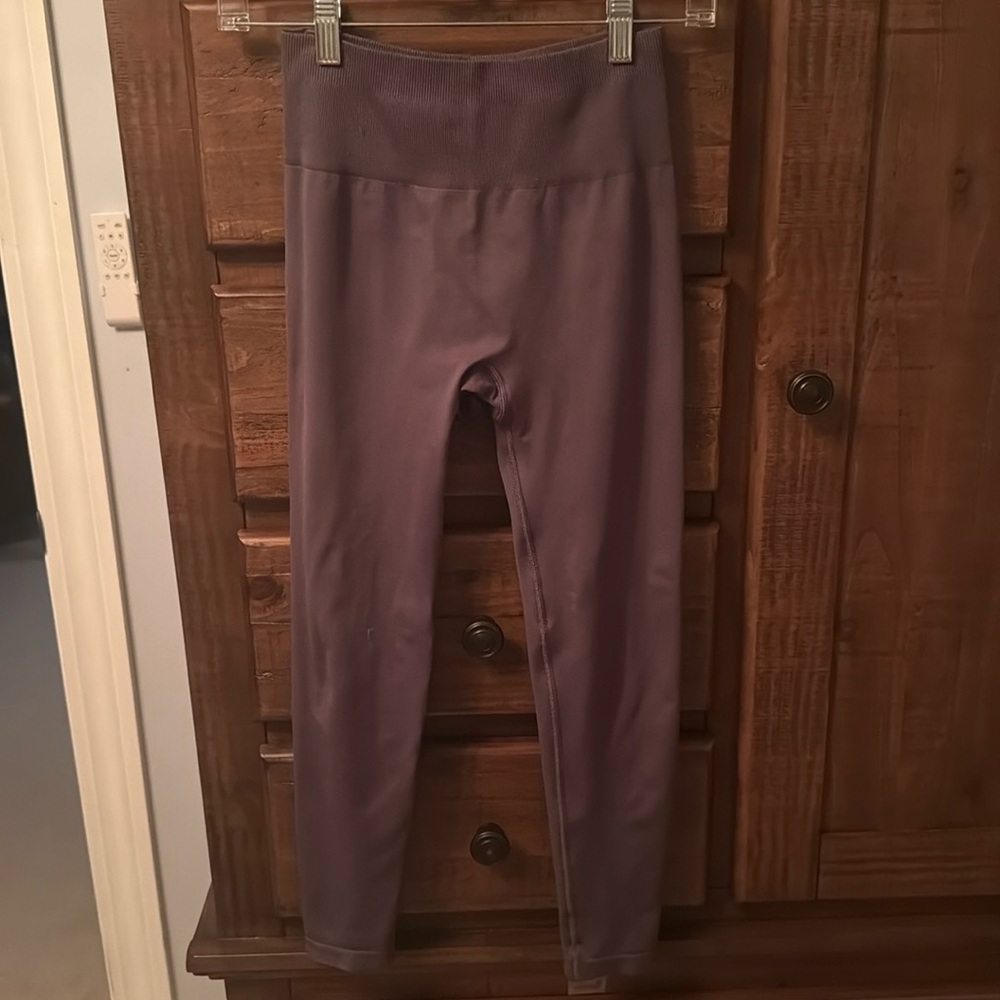 Women’s Best. Grey never worn. Seamless skinny leggings with scrunch . Size: XS